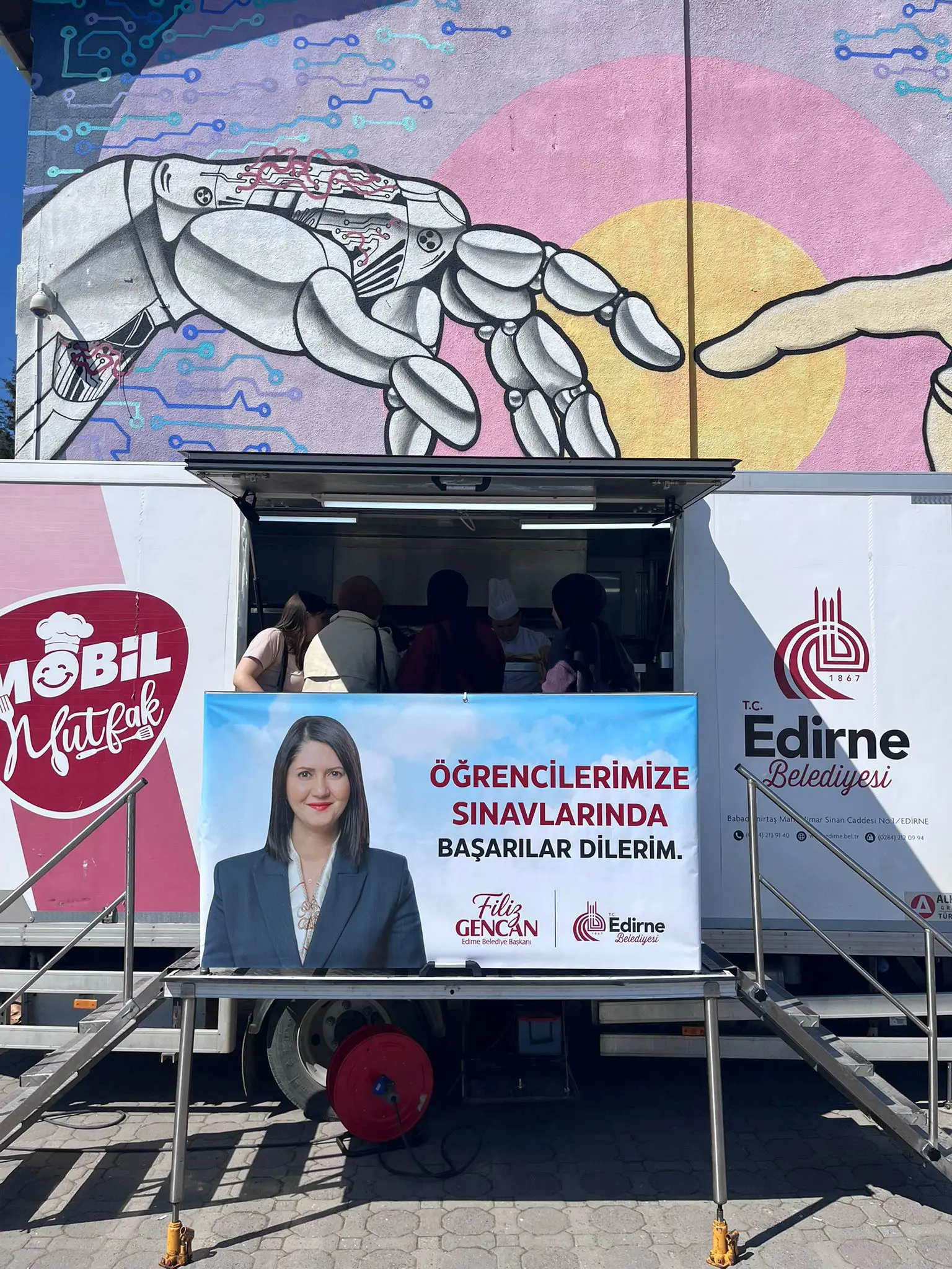 EDİRNE BELEDİYESİ’NDEN VİZE HAFTASINDA ÖĞRENCİLERE DESTEK: SICAK ÇORBA VE LOKMA İKRAMI DEVAM EDİYOR galeri görseli